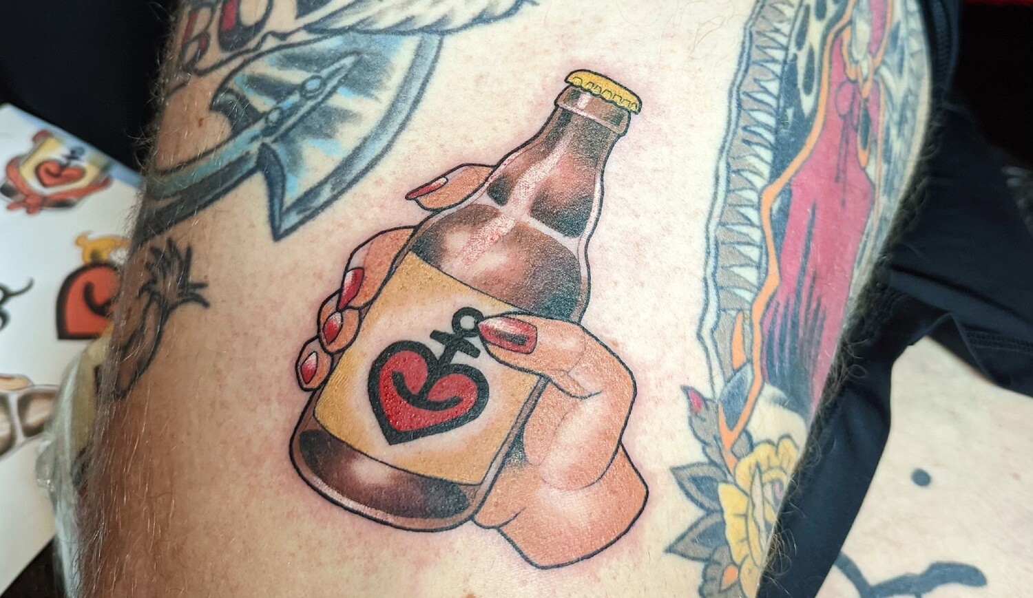 Ein Tattoo eines Astra Bieres