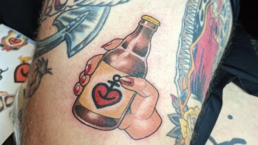 Ein Tattoo eines Astra Bieres