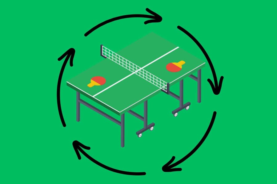 Eine Tischtennisplatte mit zwei Schlägern