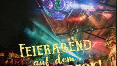 Menschen feiern bei einer Party mit bunten Lichtern und Discokugel, Text 'Feierabend auf dem Sonnendeck!'