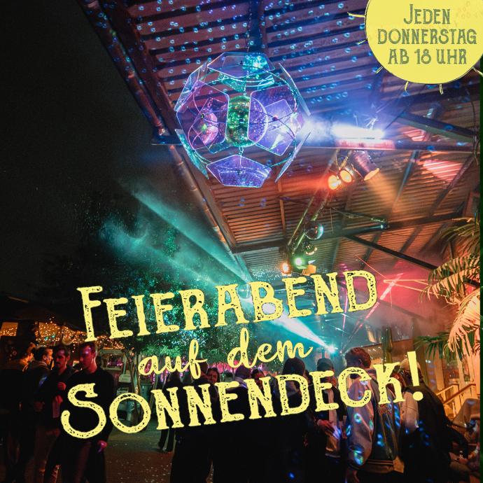 Menschen feiern bei einer Party mit bunten Lichtern und Discokugel, Text 'Feierabend auf dem Sonnendeck!'
