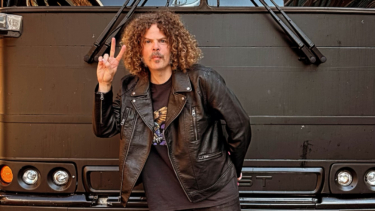 Bild vom Front-Sänger von Wolfmother vor einem Bus