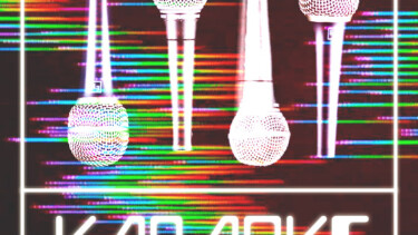 Vier Mikrofone in einem weißen Rahmen über dem Wort 'KARAOKE' in Großbuchstaben