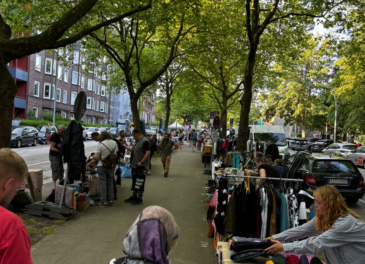 Mehrere Personen draußen und Verkaufsstände