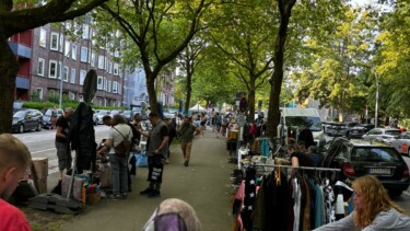 Mehrere Personen draußen und Verkaufsstände
