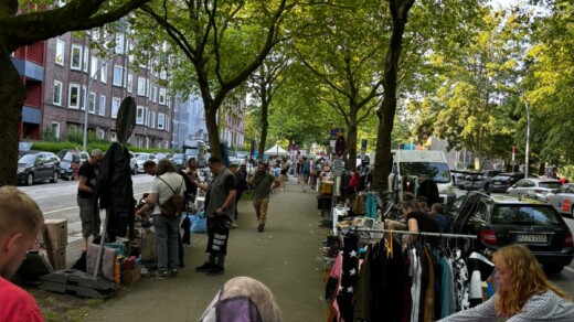 Mehrere Personen draußen und Verkaufsstände