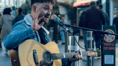 Ben Turner mit Gitarre draußen