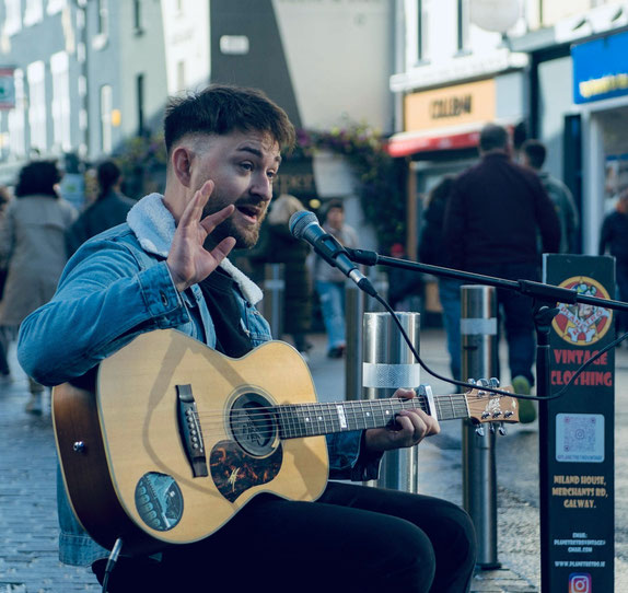 Ben Turner mit Gitarre draußen