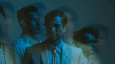 Personen in einem blaugefärbten Bild - leicht verschwommen