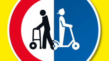 Ein Schild rund zweigeteilt vor gelbem Hintergrund - Eine Figur mit einem Rollator vor einem weißen Hintergrund mit roten Rand - Auf der anderen Seite eine Figur auf einem Roller vor blauem Hintergrund