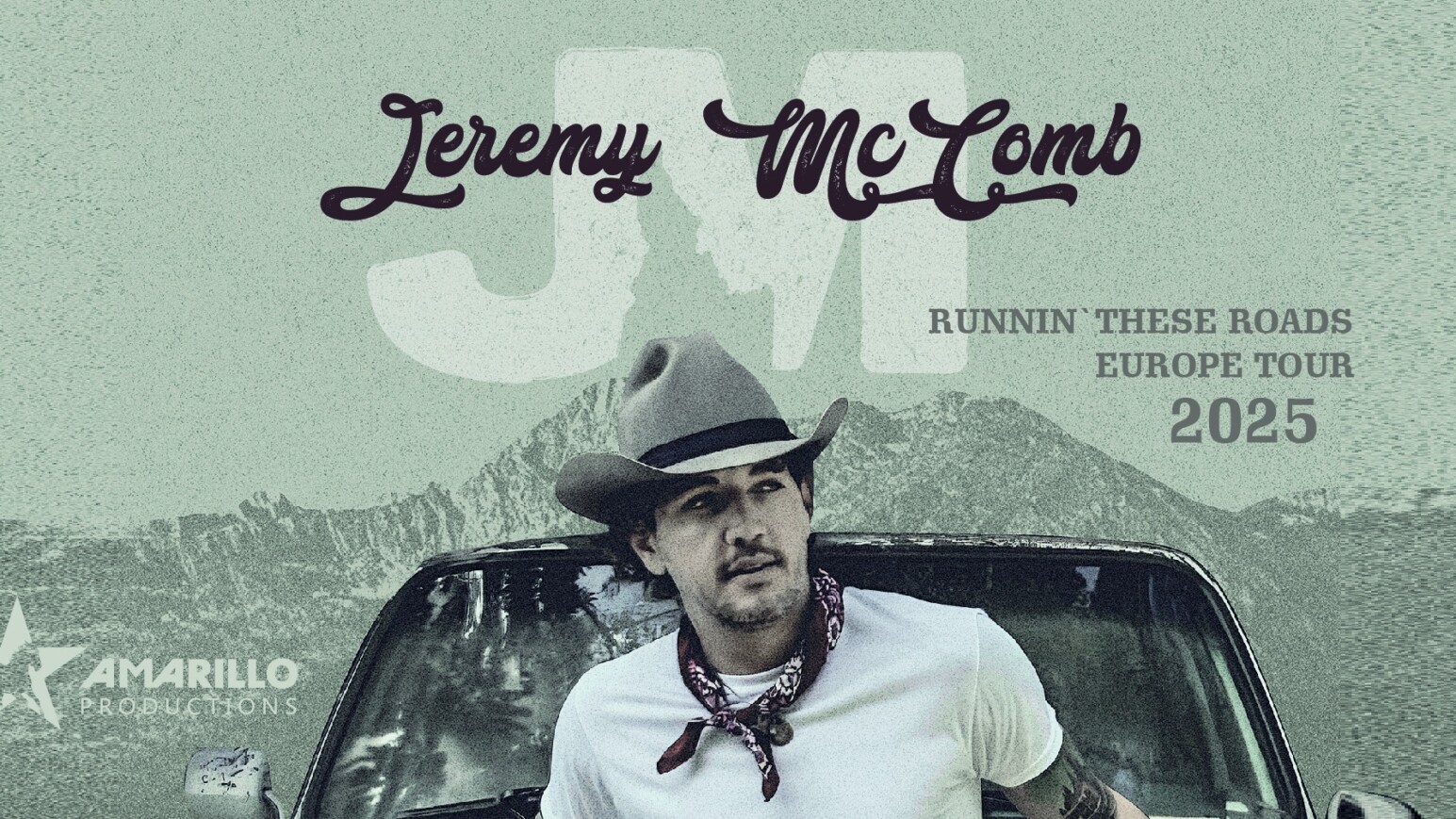 Konzertposter für Jeremy McComb mit Text 'Runnin' These Roads Europe Tour 2025', Mann mit Hut und Halstuch lehnt an schwarzem Auto vor Bergkulisse