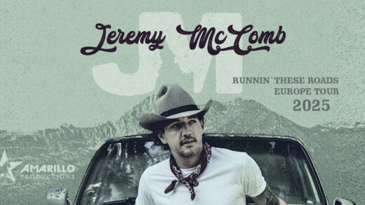 Konzertposter für Jeremy McComb mit Text 'Runnin' These Roads Europe Tour 2025', Mann mit Hut und Halstuch lehnt an schwarzem Auto vor Bergkulisse