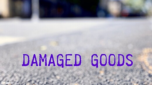 Straße im Close-Up - mit Schriftzug Damaged Goods