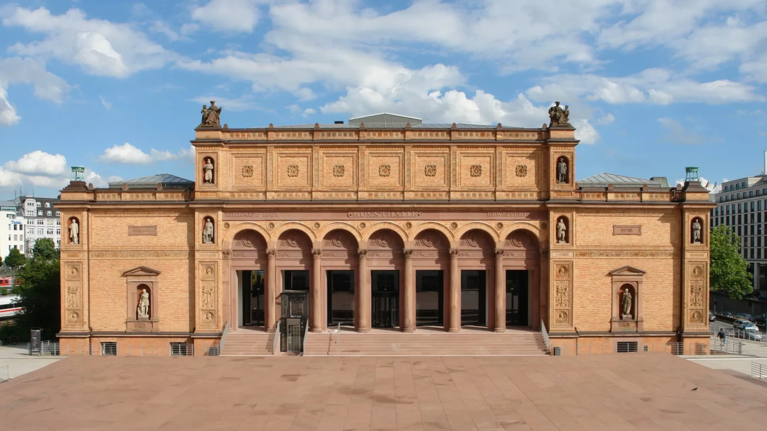 Großer Platz mit einem großen braunen Gebäude