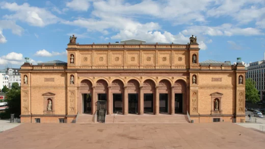 Großer Platz mit einem großen braunen Gebäude