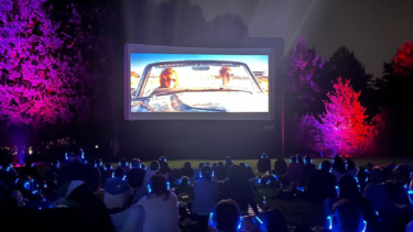 Viele Menschen vor einer Outdoor Leinwand