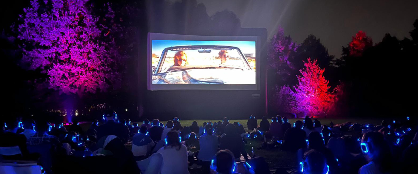 Viele Menschen vor einer Outdoor Leinwand