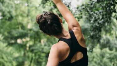 Eine Person in der Natur die sich streckt