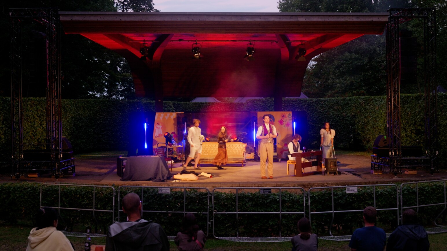Personen auf einer Theaterbühne