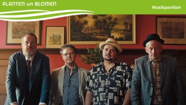 4 Personen vor einer Wand