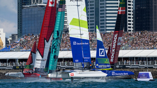 Segelschiffe im Hafen beim SailGP