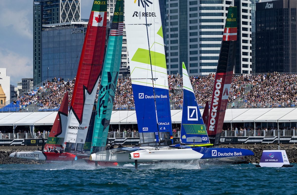 Segelschiffe im Hafen beim SailGP