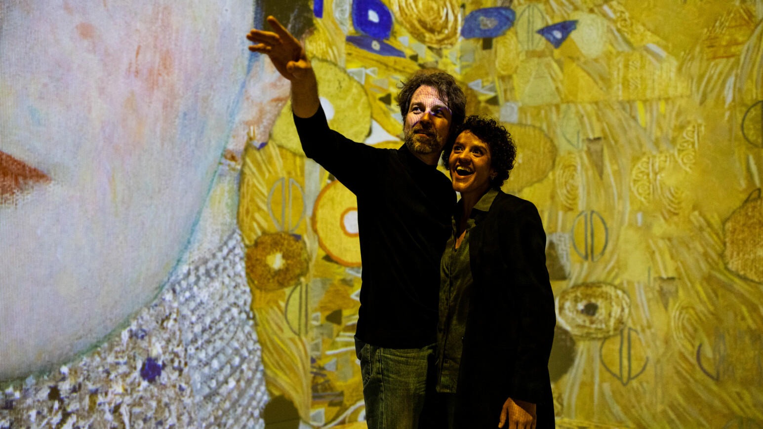 Zwei Personen in der immersiven Ausstellung im Port de Lumières