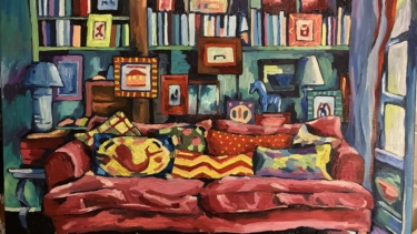 Malerisches Werk von Mika Holthaus: Im Vordergrund eine rote Couch auf rotem Teppich, dekoriert mit bunten Kissen. Im Hintergrund eine Bücherwand mit farbenfrohen Büchern und gerahmten Bildern.