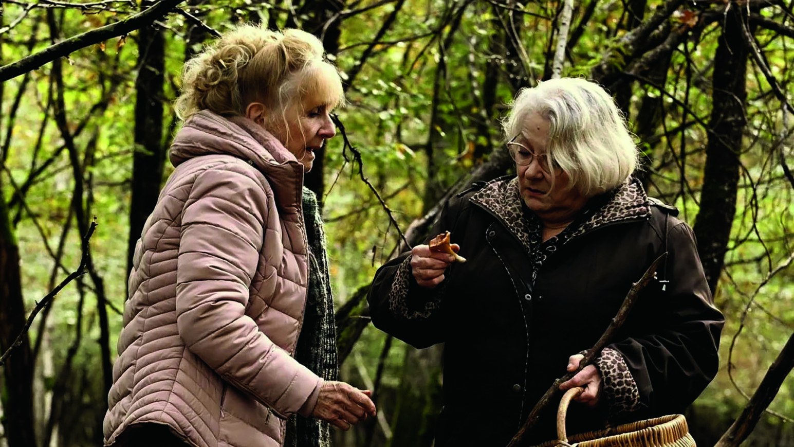 Giftig oder nicht? Das fragen sich Michelle und Marie-Claude beim Pilzesuchen im Wald