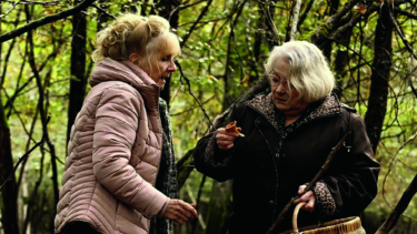 Giftig oder nicht? Das fragen sich Michelle und Marie-Claude beim Pilzesuchen im Wald
