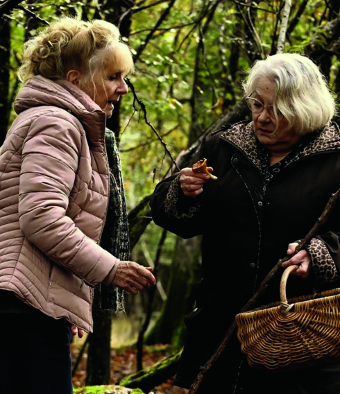 Giftig oder nicht? Das fragen sich Michelle und Marie-Claude beim Pilzesuchen im Wald