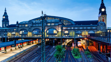 Außenansicht des Hamburger Hauptbahnhofs bei Dämmerung.