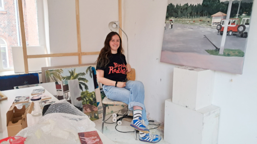 Laura Gómez im Studio, umgeben von ihrer Gemäldeserie, die auf Fotografien ihrer eigenen Familie basiert