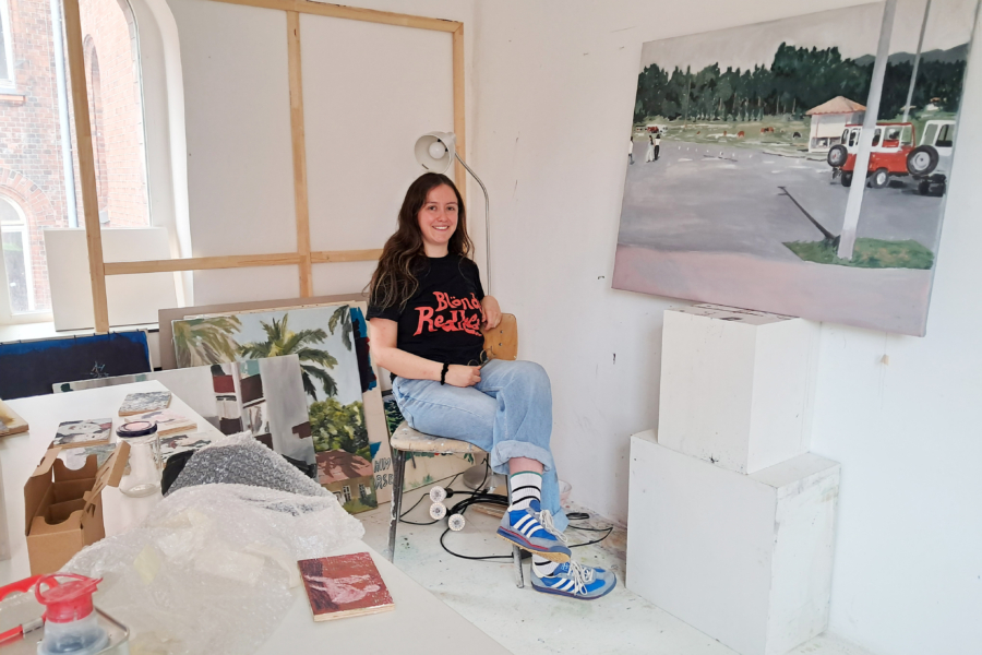Laura Gómez im Studio, umgeben von ihrer Gemäldeserie, die auf Fotografien ihrer eigenen Familie basiert