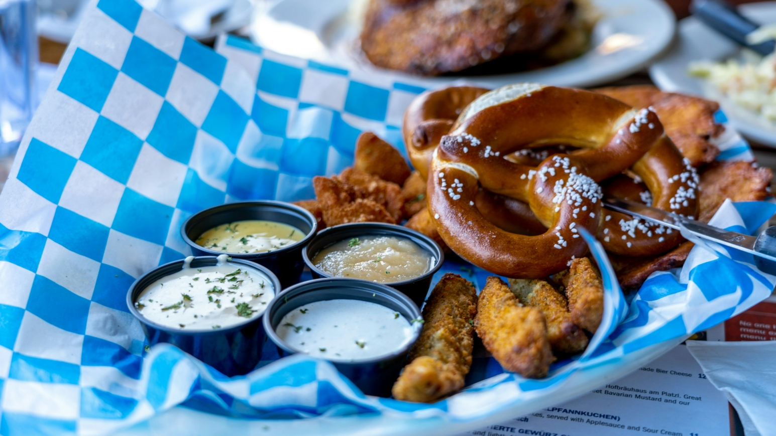 Brezel und Dips auf karierter Serviette