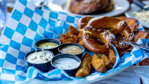 Brezel und Dips auf karierter Serviette