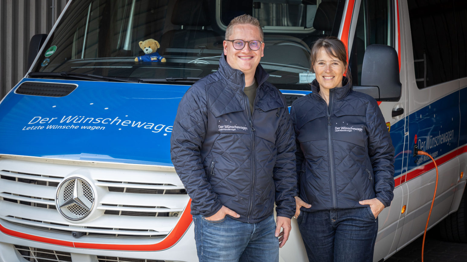 Stefanie Meyer und Luca Möhring arbeiten bereits seit mehreren Jahren für den Wünschewagen und erfüllen sterbenskranken Menschen ihre letzten Wünsche