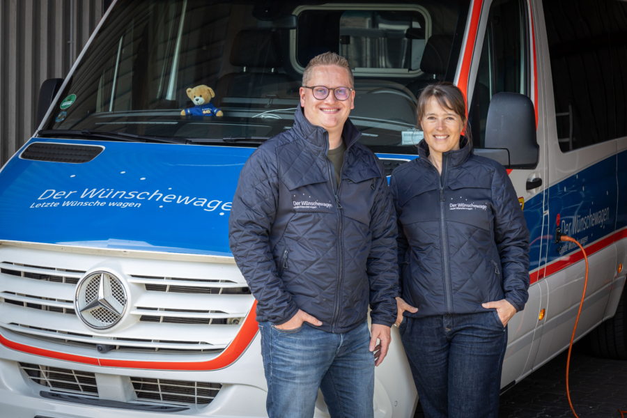 Stefanie Meyer und Luca Möhring arbeiten bereits seit mehreren Jahren für den Wünschewagen und erfüllen sterbenskranken Menschen ihre letzten Wünsche