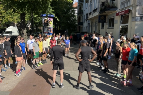 Die teilnehmenden Läuferinnen und Läufer beim Aufwärmen vor dem Demo-Run