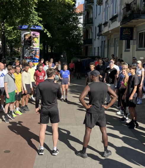 Die teilnehmenden Läuferinnen und Läufer beim Aufwärmen vor dem Demo-Run