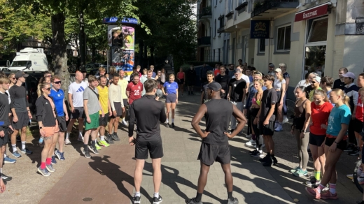 Die teilnehmenden Läuferinnen und Läufer beim Aufwärmen vor dem Demo-Run