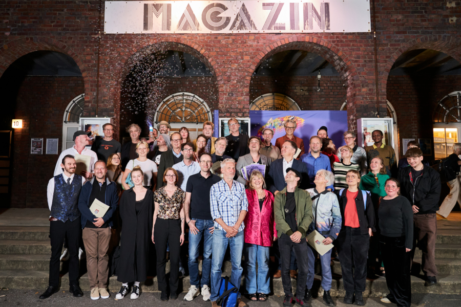 Freudig strahlende Sieger vor dem Magazin Filmkunsttheater, in dem die Preisverleihung stattfand