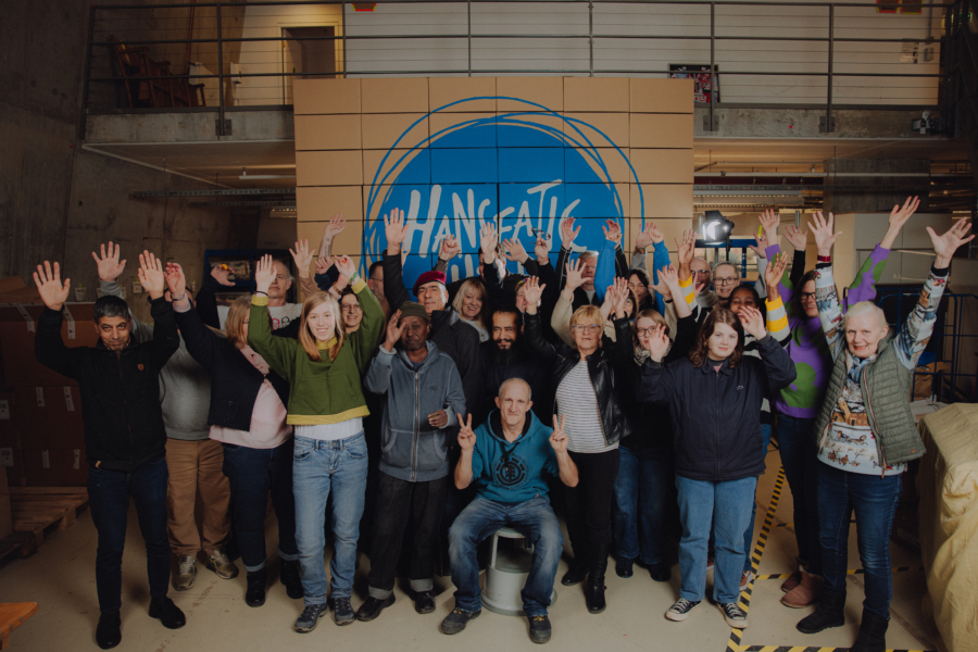 Gruppenfoto einiger motivierter helfenden Hände bei Hanseatic Help