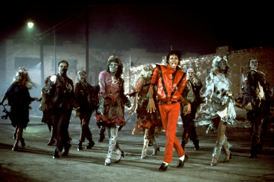 Bildausschnitt Musikvideo Thriller mit Michael Jackson im Vordergrund und Zombies um ihn herum