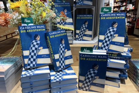 Diverse Romane "Die Assistentin" von Caroline Wahl zur Auslage in einem Buchladen.