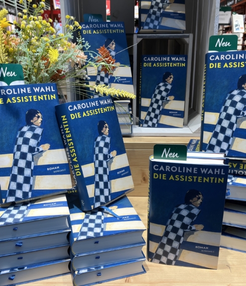 Diverse Romane "Die Assistentin" von Caroline Wahl zur Auslage in einem Buchladen.