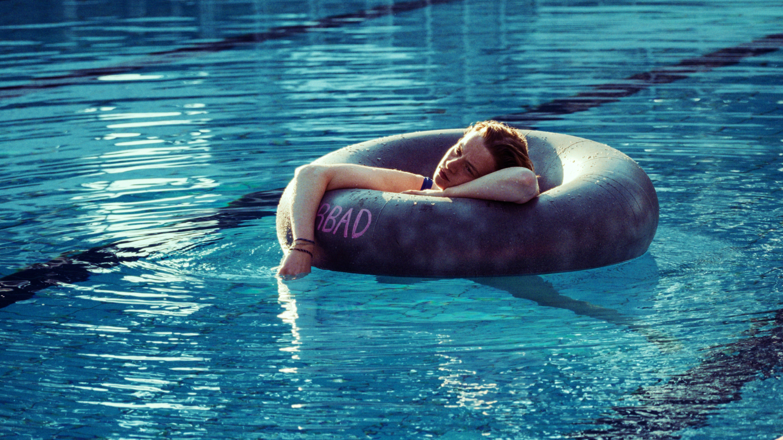 Im Freibad ist Tilda (Luna Wedler) in ihrer eigenen Welt. „22 Bahnen“, die Verfilmung Caroline Wahls gleichnamigen Romans ist aktuell im Kino zu sehen