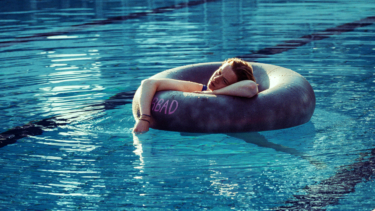Im Freibad ist Tilda (Luna Wedler) in ihrer eigenen Welt. „22 Bahnen“, die Verfilmung Caroline Wahls gleichnamigen Romans ist aktuell im Kino zu sehen