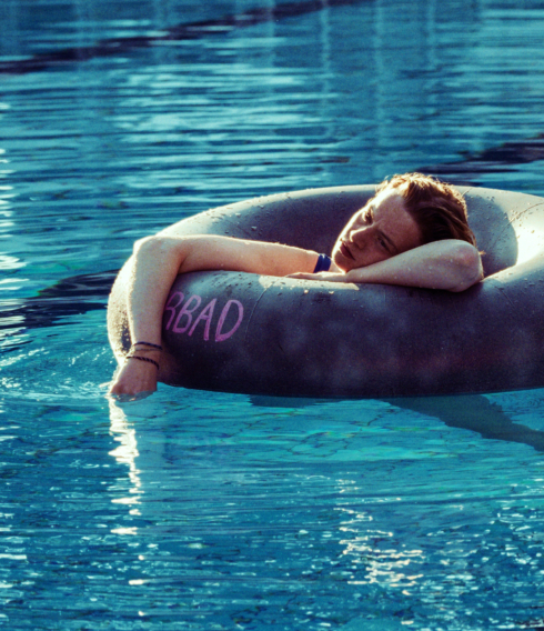 Im Freibad ist Tilda (Luna Wedler) in ihrer eigenen Welt. „22 Bahnen“, die Verfilmung Caroline Wahls gleichnamigen Romans ist aktuell im Kino zu sehen