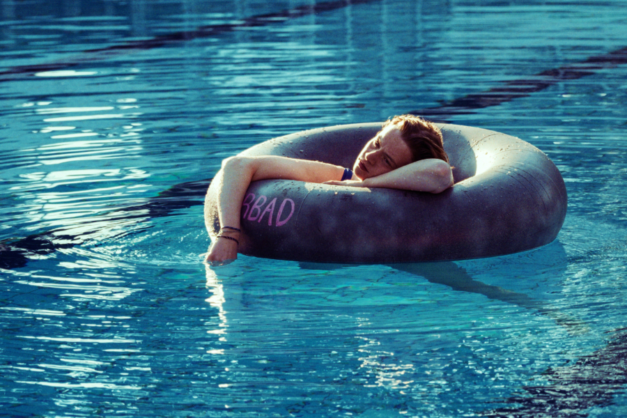 Im Freibad ist Tilda (Luna Wedler) in ihrer eigenen Welt. „22 Bahnen“, die Verfilmung Caroline Wahls gleichnamigen Romans ist aktuell im Kino zu sehen